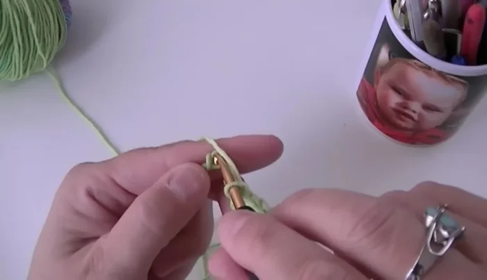 Hacer tres cadenetas y un grupo de puntos altos para formar la esquina.