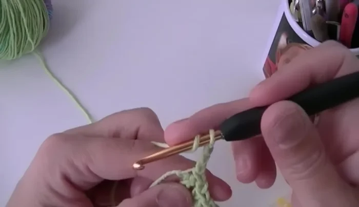 Hacer tres cadenetas y un grupo de puntos altos para formar la esquina.