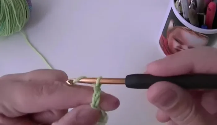 En las esquinas, tejer tres grupos de puntos altos separados por tres cadenetas.