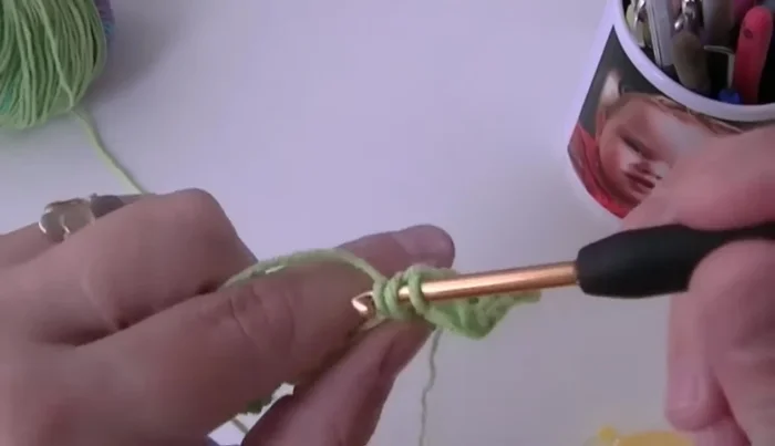 En las esquinas, tejer tres grupos de puntos altos separados por tres cadenetas.