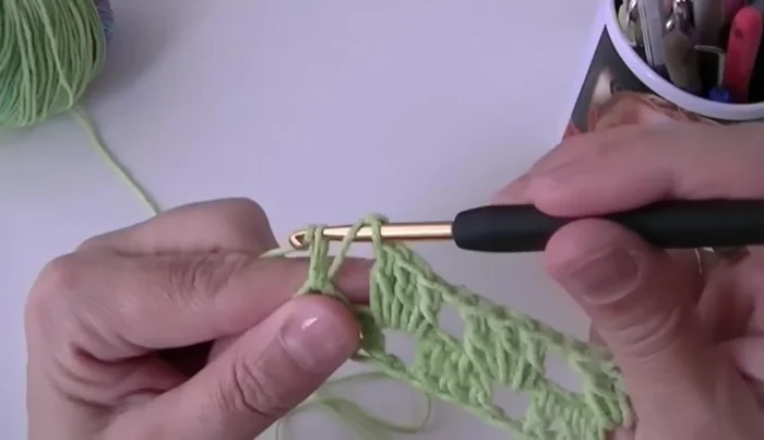 En las esquinas, tejer tres grupos de puntos altos separados por tres cadenetas.