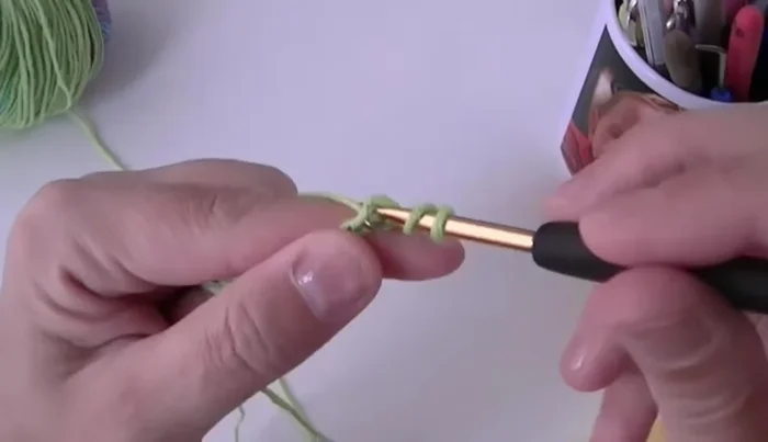 Hacer grupos de tres puntos altos, separados por un punto cadeneta.