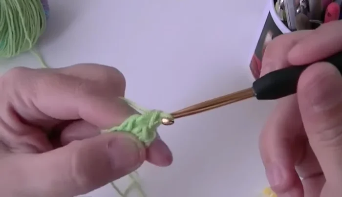 Hacer grupos de tres puntos altos, separados por un punto cadeneta.