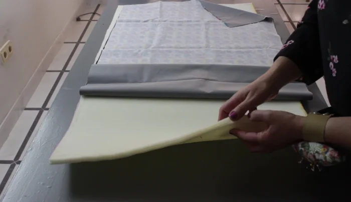 Preparar el acolchado: Unir dos capas de espuma de 5mm con un hilván para que sea más fácil colocarlas dentro de la cama.
