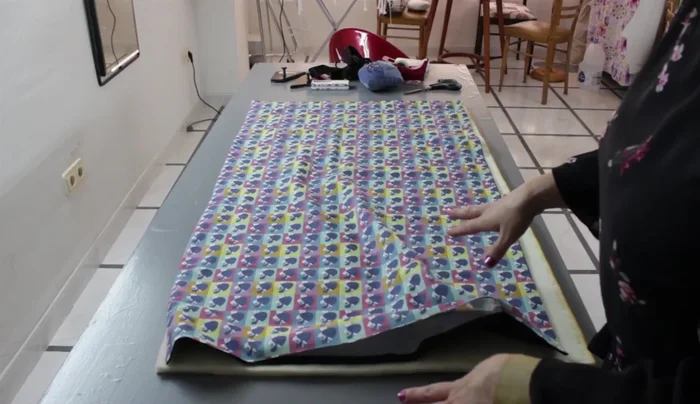 Cerrar la abertura: Cerrar la abertura con alfileres y coser con un pespunte.