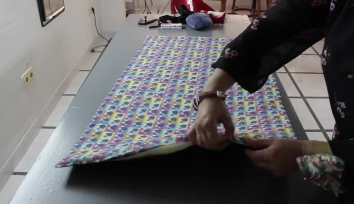 Cerrar la abertura: Cerrar la abertura con alfileres y coser con un pespunte.