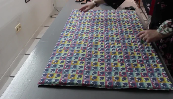 Hacer los pespuntes para el plegado: Realizar pespuntes a lo largo de la cama para facilitar el plegado. Un pespunte central y dos más a los lados, a 33 cm de distancia aproximadamente.