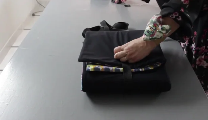 Añadir cierres de mochila: Coser los cierres de mochila a los extremos de la cama para un fácil transporte y almacenamiento.