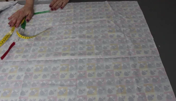 Coser las piezas del Tote Bag: Coser la parte delantera y trasera del Tote Bag por los lados y la parte superior. Añadir remaches o pespunte zigzag para reforzar.