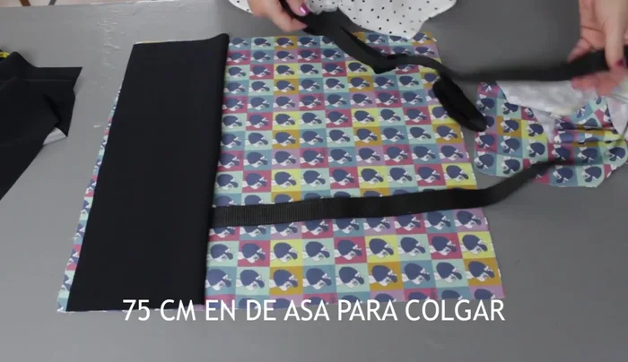 Coser las piezas del Tote Bag: Coser la parte delantera y trasera del Tote Bag por los lados y la parte superior. Añadir remaches o pespunte zigzag para reforzar.