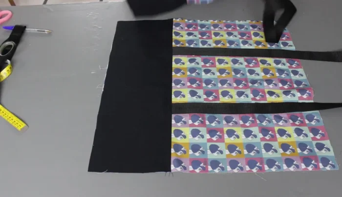 Coser las piezas del Tote Bag: Coser la parte delantera y trasera del Tote Bag por los lados y la parte superior. Añadir remaches o pespunte zigzag para reforzar.