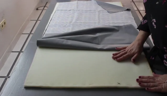 Preparar el acolchado: Unir dos capas de espuma de 5mm con un hilván para que sea más fácil colocarlas dentro de la cama.
