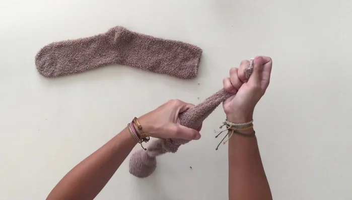 Únelas con un nudo y comienza a trenzar firmemente.