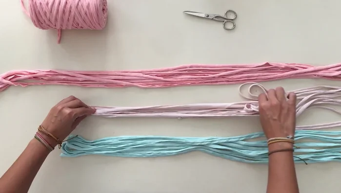 Únelas con un nudo y comienza a trenzar firmemente.