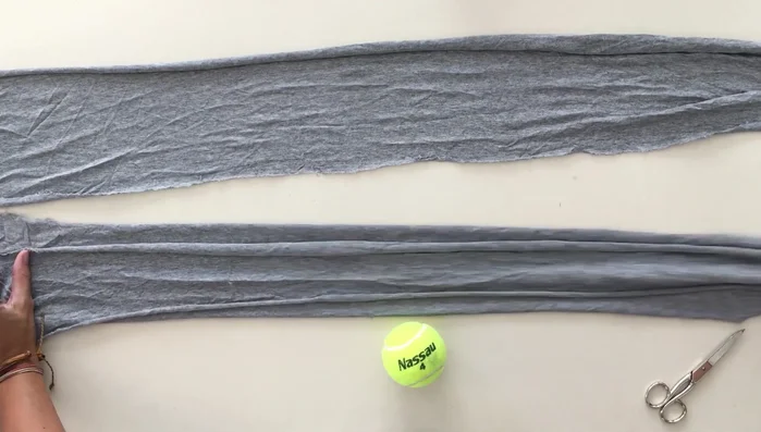 Dobla las tiras por la mitad y forma una cruz. Coloca la pelota en el centro.