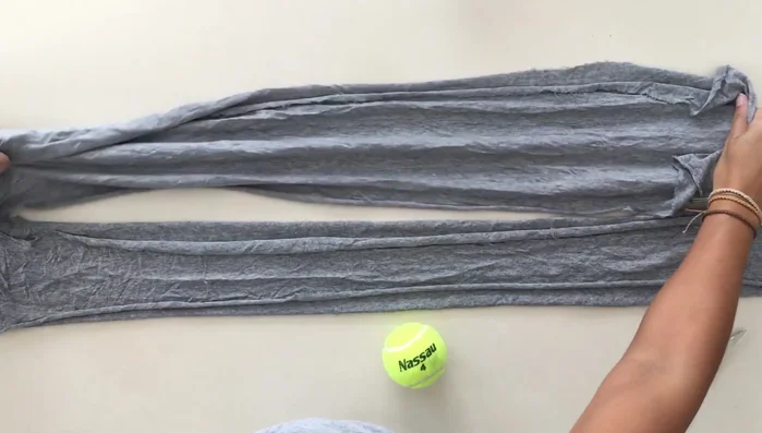 Dobla las tiras por la mitad y forma una cruz. Coloca la pelota en el centro.