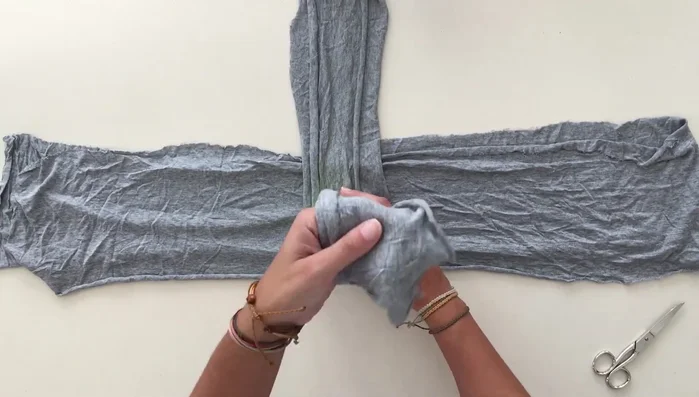 Dobla las tiras por la mitad y forma una cruz. Coloca la pelota en el centro.