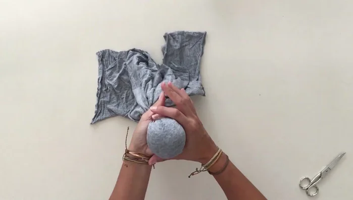 Corta tiras de trapillo de 1.5 metros. Utiliza trapillo que no se deshilache.