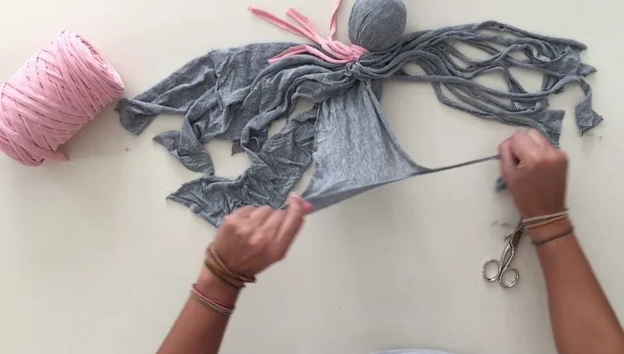 Corta tiras de trapillo de 1.5 metros. Utiliza trapillo que no se deshilache.