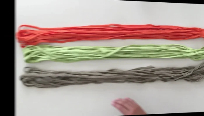 Corta tiras de trapillo de 1.5 metros. Utiliza trapillo que no se deshilache.