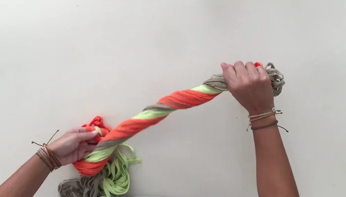 Corta tiras de trapillo de 1.5 metros. Utiliza trapillo que no se deshilache.