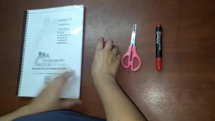 Recortar la portada del folleto. Eliminar los huequitos que tenga.