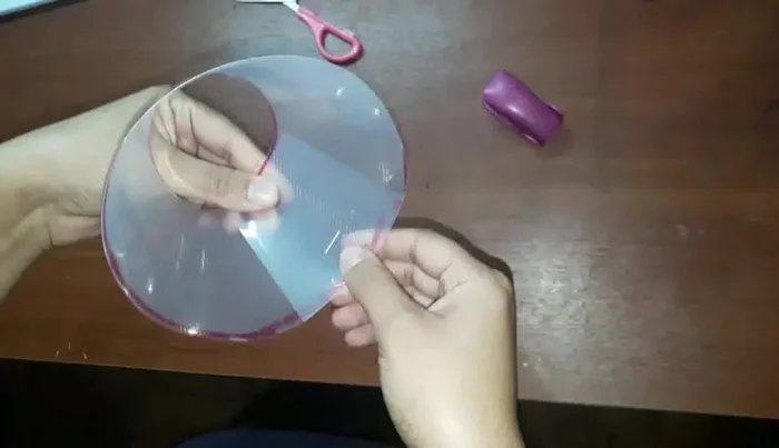 Grapar las dos partes del collar.