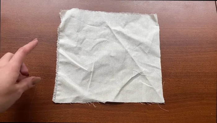 Preparar la tela: cortar y sellar los bordes con pegamento textil para evitar el deshilachado.