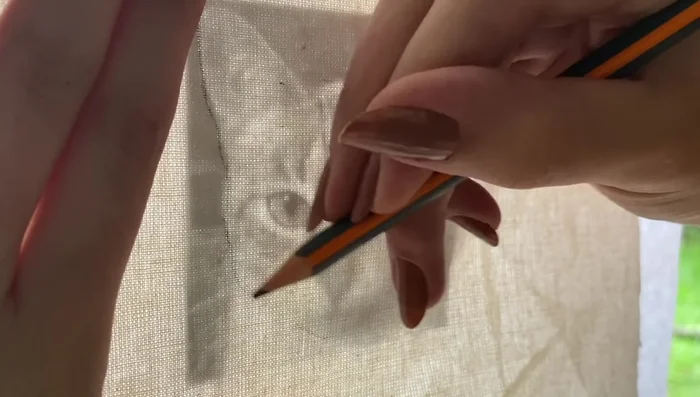 Marcar el sentido del pelaje en la tela para que las puntadas sean más realistas.