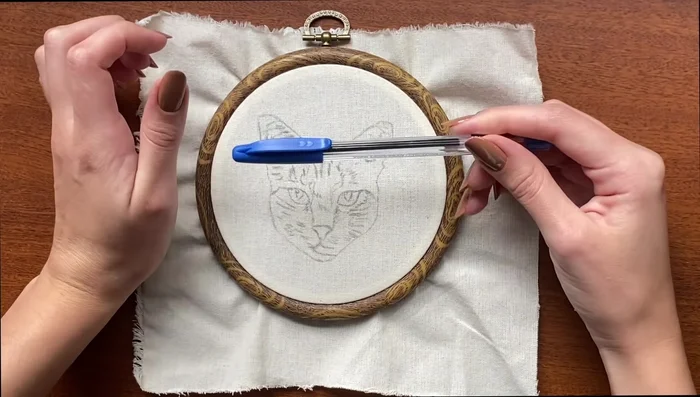 Marcar el sentido del pelaje en la tela para que las puntadas sean más realistas.