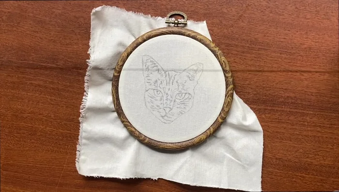 Preparar los hilos Mouliné: utilizar solo una hebra y hacer un nudo en una punta.