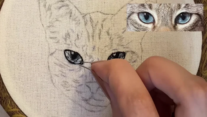 Seguir bordando el resto de la mascota, prestando atención al sentido del pelaje y utilizando diferentes tonos para crear volumen y realismo.