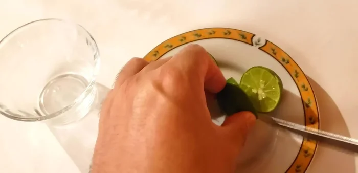 Extraer el jugo de dos limones.