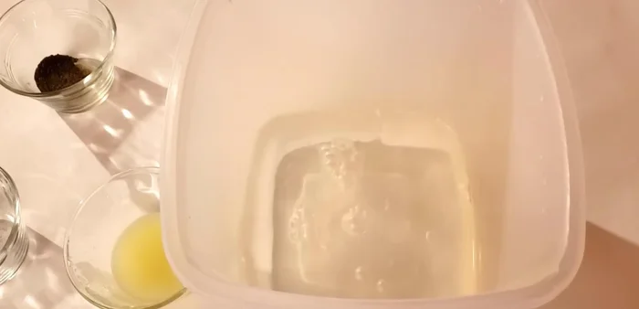 En un recipiente grande, agregar el agua, el vinagre blanco (y el alcohol si se usa).