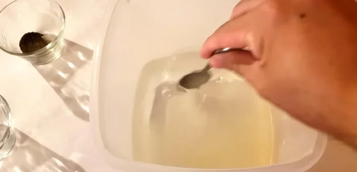 Agregar el jugo de limón y mezclar.