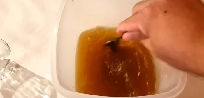 Agregar el café soluble y mezclar hasta que se disuelva.