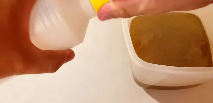 Verter la mezcla en una botella con atomizador usando un embudo (opcional).