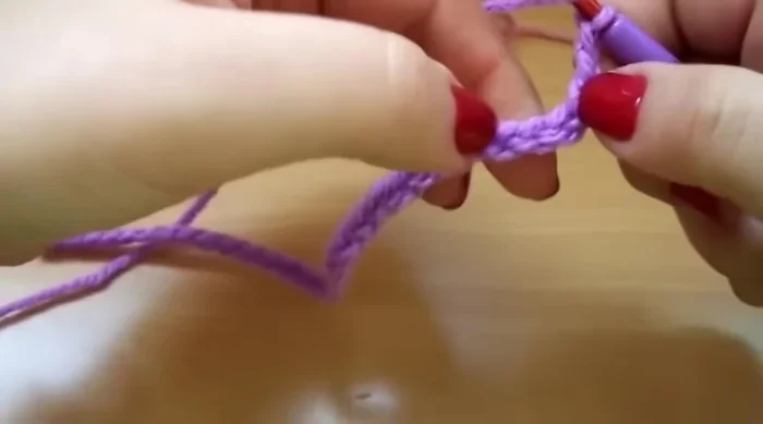 Comenzar la primera hilera: 3 cadenetas (144.56), saltar 2 cadenetas, y en la tercera hacer 3 puntos altos (158.84). Repetir este patrón (saltar 2 cadenetas, 3 puntos altos) hasta el final de la hilera.