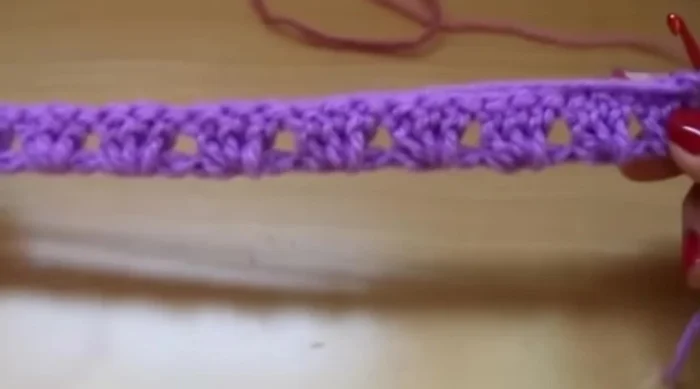 Para iniciar la siguiente hilera, dar vuelta al trabajo. Subir con 3 cadenetas (244.12) y tejer 4 puntos altos en el primer hueco (263.32). Repetir este patrón en cada hueco de 3 puntos altos de la hilera anterior.