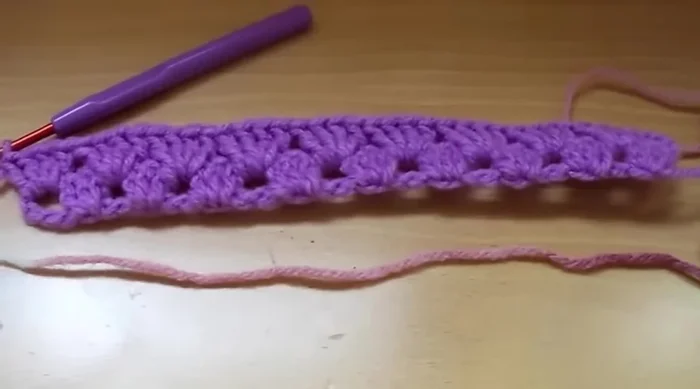 Para cambiar de color, cortar el hilo del color anterior, introducir el nuevo hilo por el hueco, y realizar 3 cadenetas antes de girar (373.88). Asegurarse de tensar bien los hilos para evitar puntos demasiado grandes.