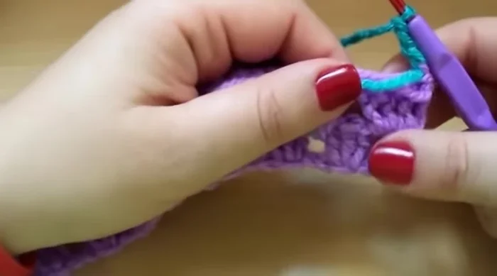 Para esconder los cabos, pasarlos por detrás del tejido mientras se tejen los puntos altos (422.639).