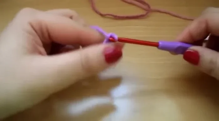 Calcular el largo deseado de la manta y realizar la cantidad correspondiente de cadenetas. Para una muestra, se hacen 30 cadenetas (a partir del segundo 90.799).