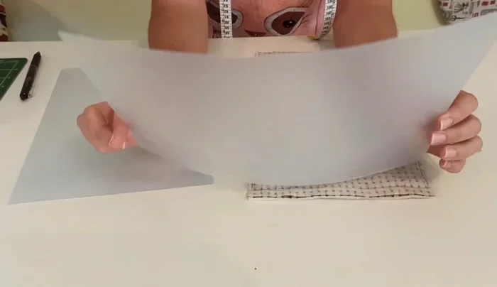 Insertar el cuadrado de plástico en la base, asegurándose de que quede bien pegado a las costuras. Coser para cerrar la abertura.