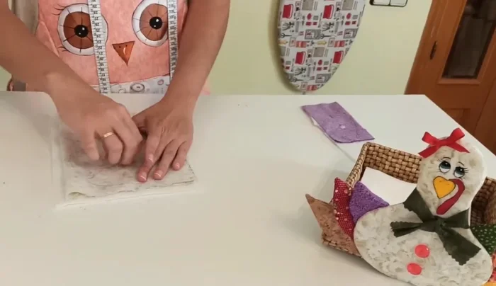 Cortar las plumas del pavo. Coser grupos de tres plumas para mayor firmeza.