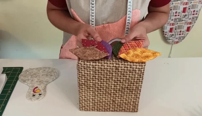 Decorar con lazos, botones o detalles adicionales.