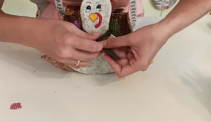 Decorar con lazos, botones o detalles adicionales.