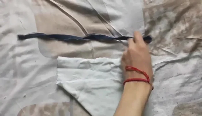 Doblar y pegar asegurando el listón/cordón.