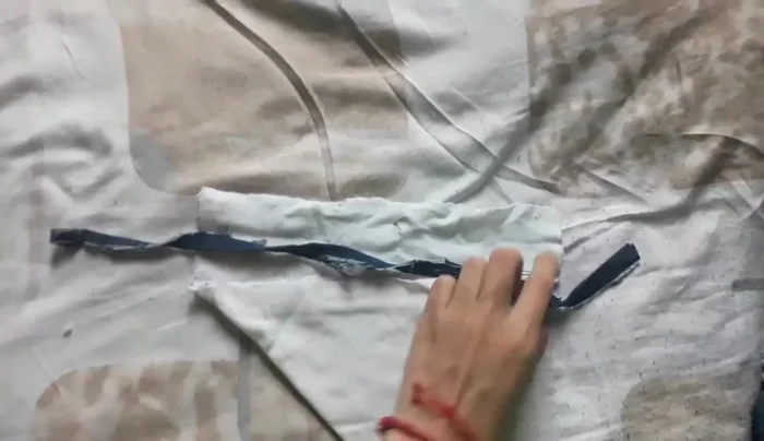 Aplicar silicón en la parte superior para pegar el listón o cordón.