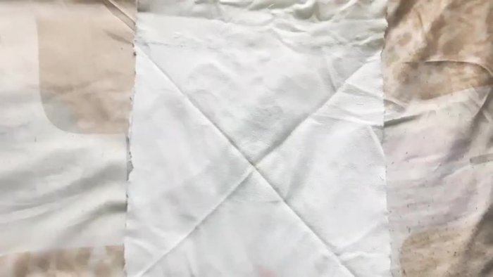 Cortar la tela y dejar un espacio de 6 centímetros.