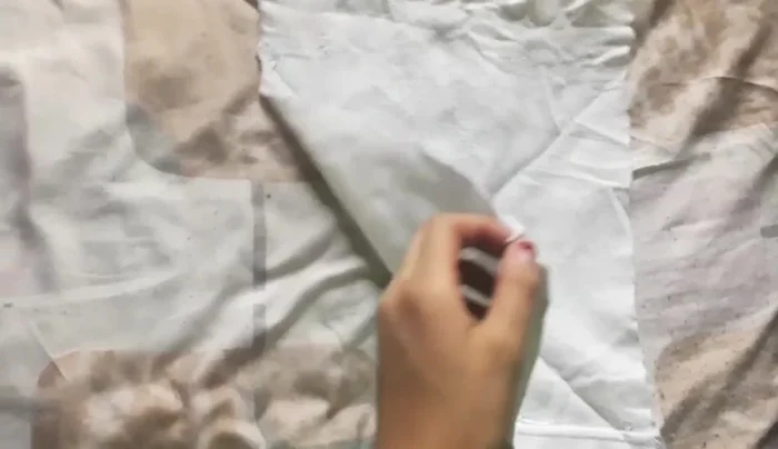 Pegar el sobrante de tela.